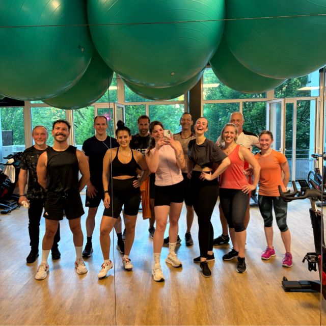 Gruppenfoto einer Avena-Trainingsstunde mit Teilnehmenden